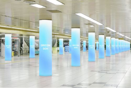 駅広告掲出イメージ　柱まき
