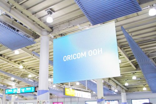 駅広告掲出イメージ　フラッグ広告
